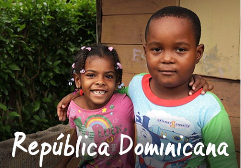 República Dominicana | un par de niños parados uno al lado del otro